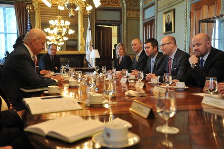 Jako předseda Poslanecké sněmovny se Jan Hamáček setkal v Bílém domě s Joem Bidenem při schůzce s premiérem Bohuslavem Sobotkou (18. 11. 2014).