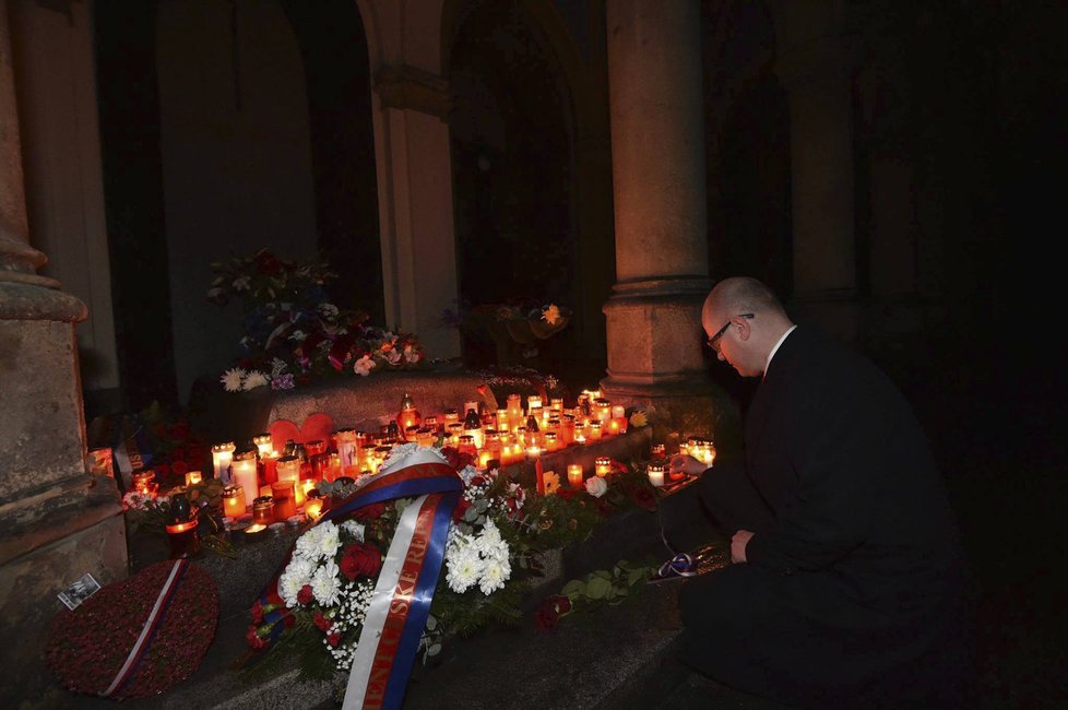 Po návratu z Bruselu se u hrobu Václava Havla s kyticí, věncem a svíčkou objevil také premiér Bohuslav Sobotka (ČSSD).