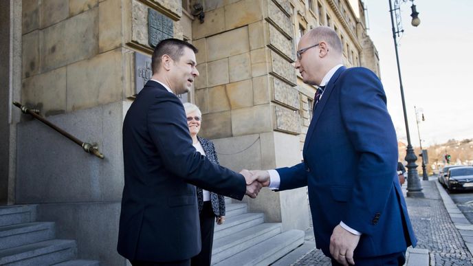 Premiér Bohuslav Sobotka (vpravo) navštívil 1. března Ministerstvo průmyslu a obchodu v Praze, kde se setkal s odvolaným ministrem Janem Mládkem a jeho náměstky, aby se dočasně ujal vedení resortu. Před úřadem ho přivítal první náměstek ministra Jiří Havlíček (vlevo).