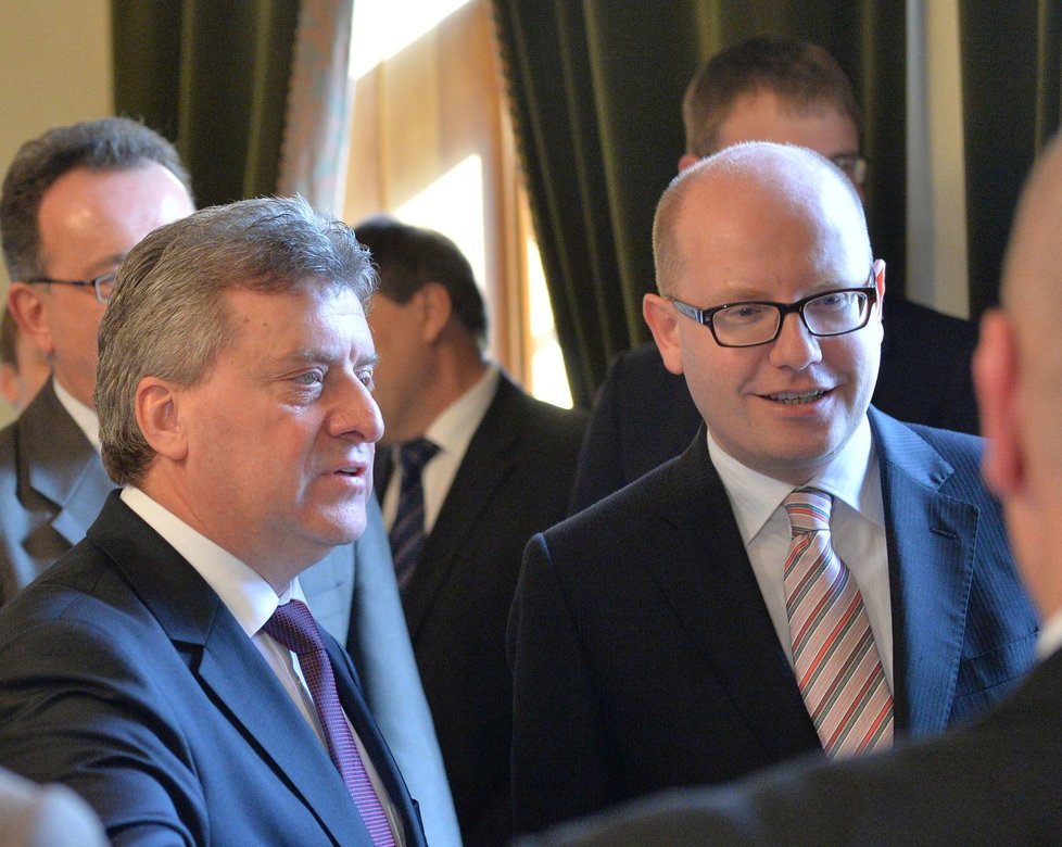 Předseda vlády Bohuslav Sobotka (vpravo) a prezident Makedonie Ďorge Ivanov v Praze.