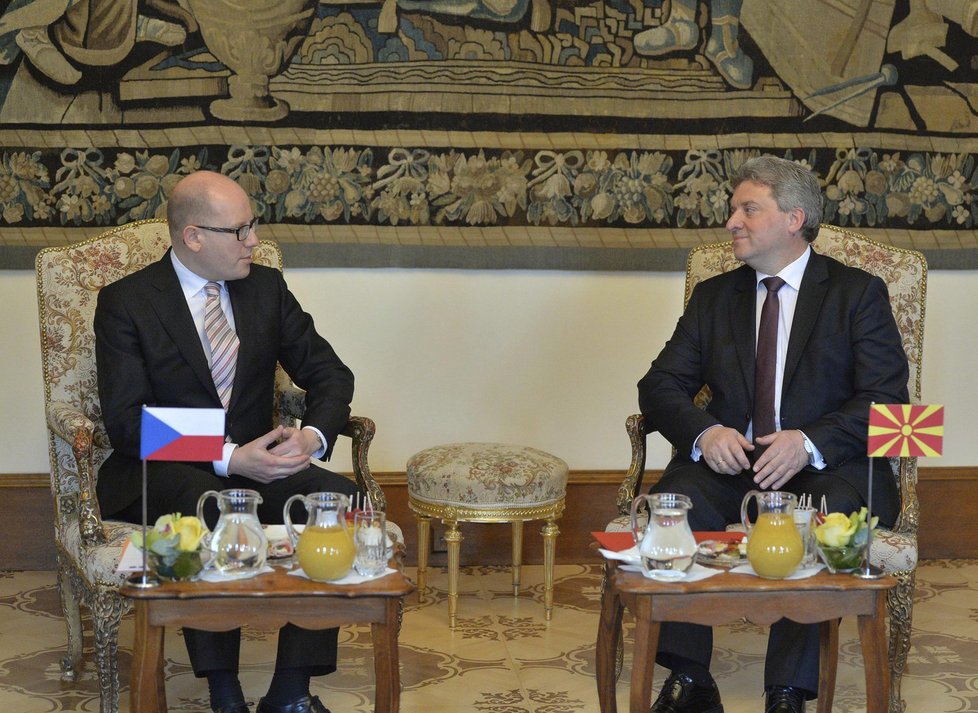 Předseda vlády Bohuslav Sobotka (vpravo) a prezident Makedonie Ďorge Ivanov v Praze