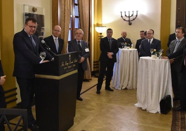 Ministr průmyslu a obchodu Jan Mládek a premiér Bohuslav Sobotka s podnikateli v Jeruzalémě