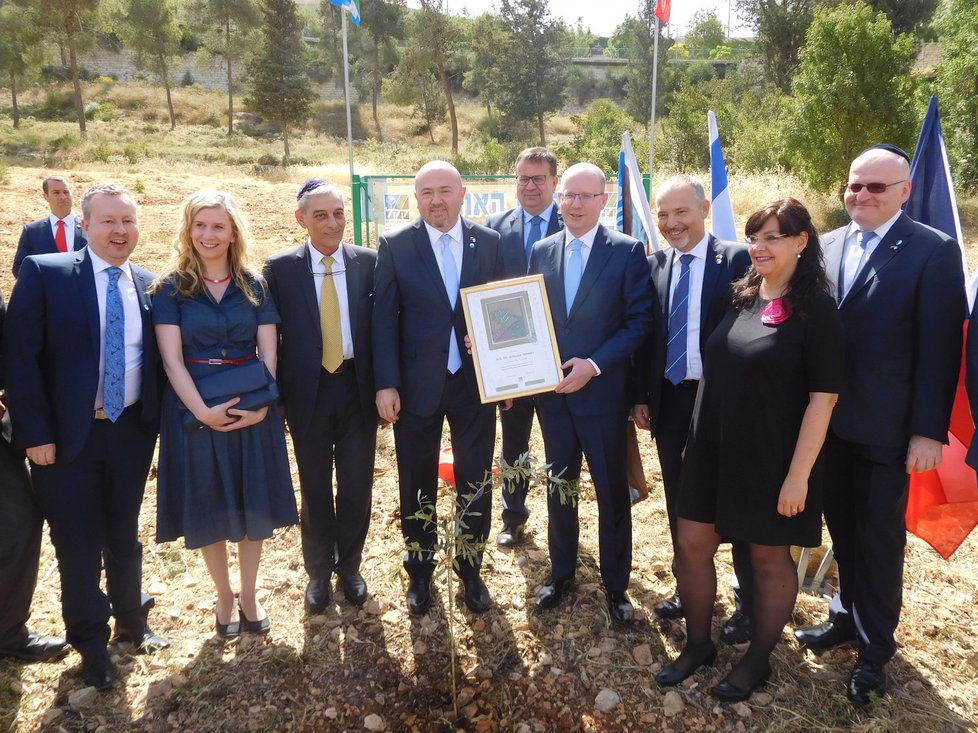 Premiér Sobotka se členy vlády v Jeruzalémě: Sázení památečního stromu