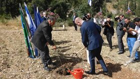 Bohuslav Sobotka sází v Izraeli památeční strom.