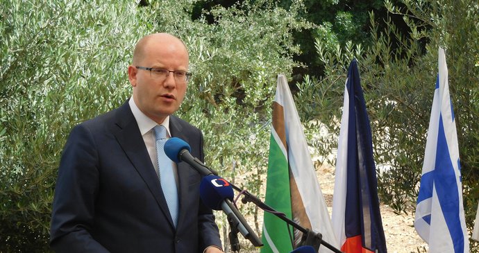 Premiér Sobotka se členy vlády v Jeruzalémě: Sázení památečního stromu