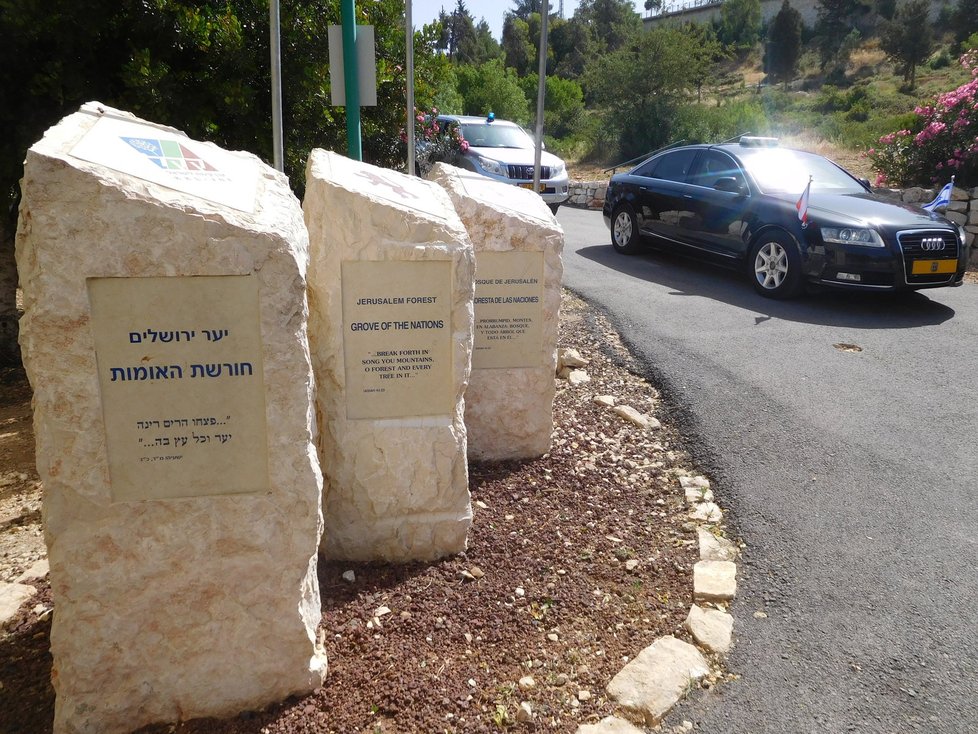 Premiér Sobotka se členy vlády v Jeruzalémě: Sázení památečního stromu