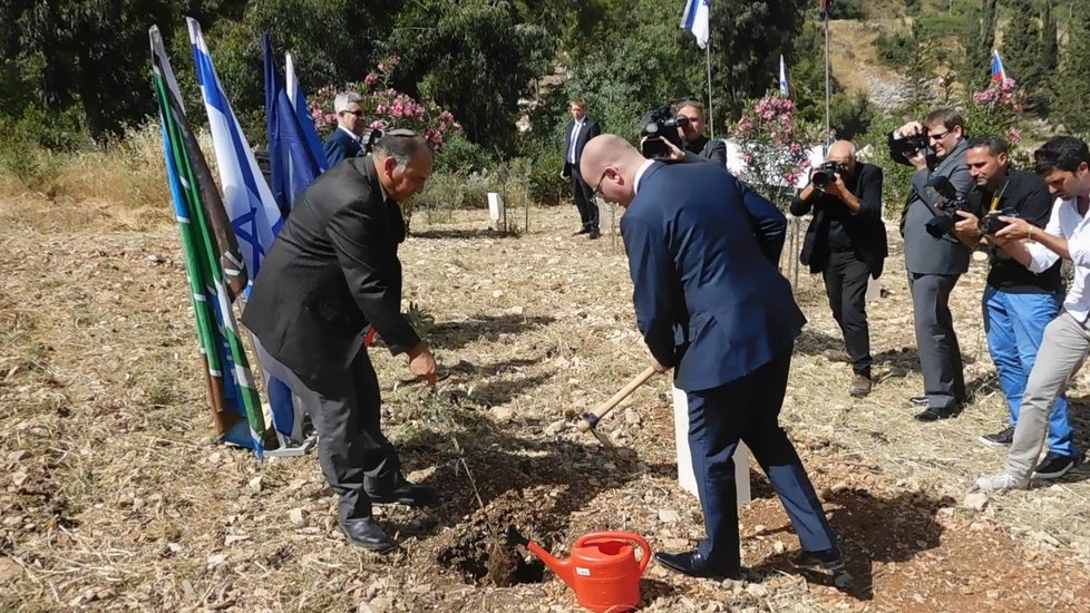 Bohuslav Sobotka sází v Izraeli památeční strom.