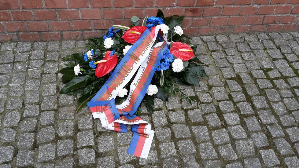 Premiér Sobotka (ČSSD) položil věnec k pamětní desce bývalého polského prezidenta Lecha Kaczynského.