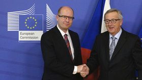 Český premiér Bohuslav Sobotka (ČSSD) a šéf Evropské komise Juncker