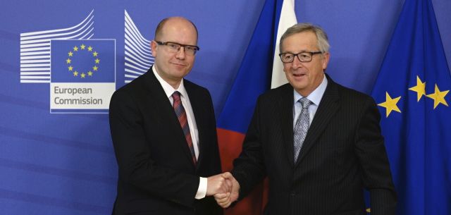 Český premiér Bohuslav Sobotka (ČSSD) a šéf Evropské komise Juncker