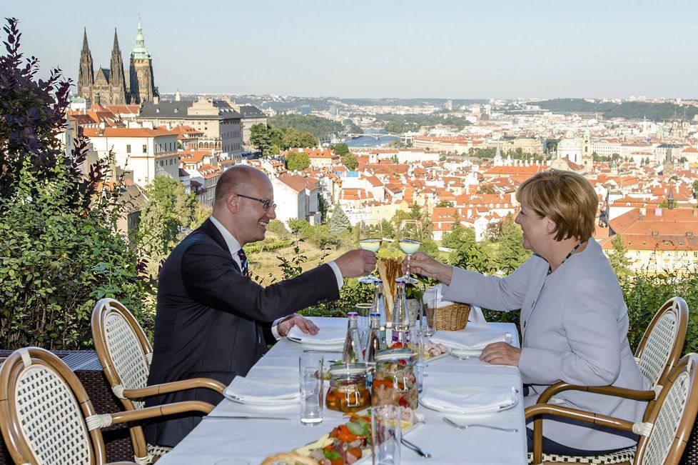 Premiér Bohuslav Sobotka s německou kancléřkou Angelou Merkelovou navštívili 25. srpna restauraci v areálu Strahovského kláštera v Praze.