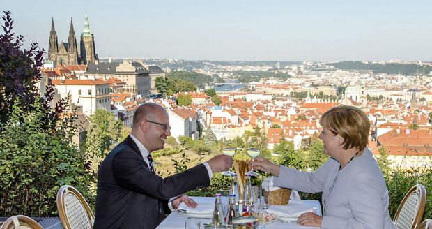 Zásah se samopaly, prostředníčky i přípitky: Merkelová navštívila Česko
