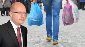 Kabinet Bohuslava Sobotky (ČSSD) schválil konec igelitových tašek v obchodech zdarma. Rozhodovat teď budou poslanci a senátoři.