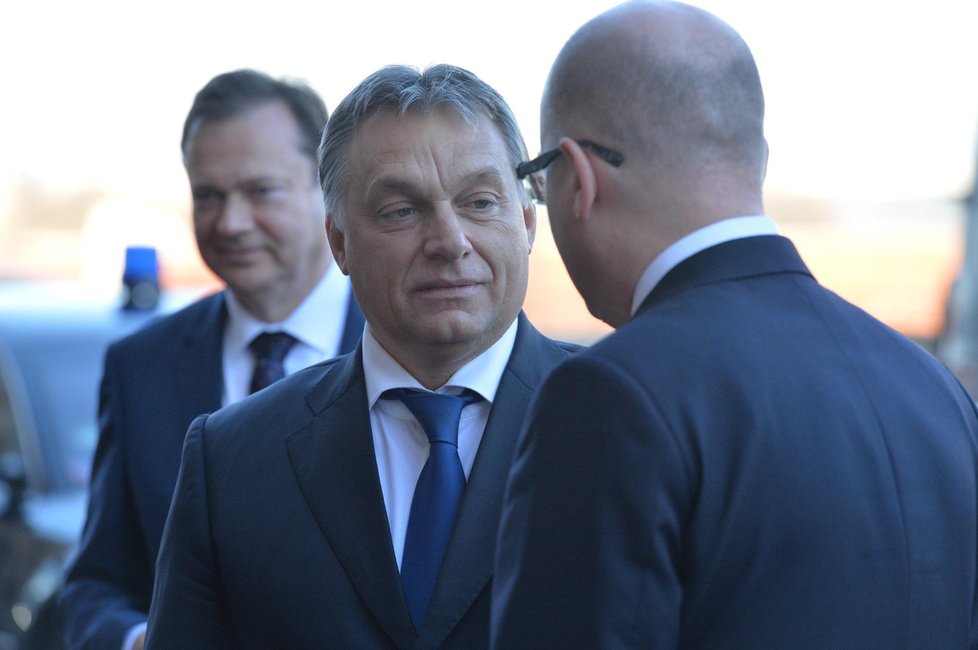 Premiér Bohuslav Sobotka vítá maďarského premiéra Viktora Orbána, který přijel 3. prosince na summit visegrádské čtyřky a Jižní Koreje v Praze.