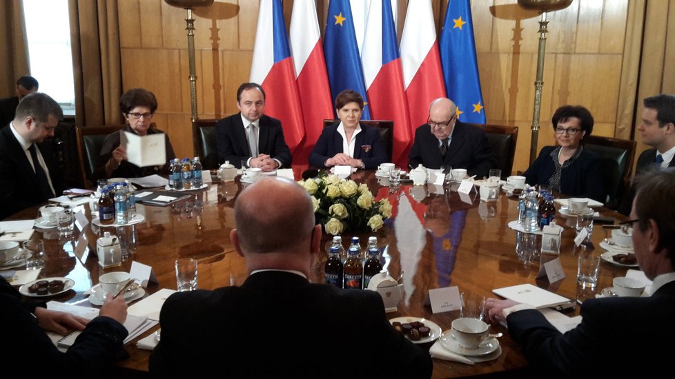 Premiér a část české vlády vyrazila na konzultace.