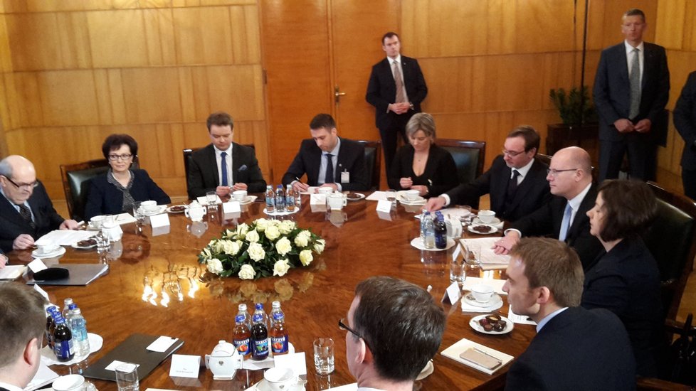 Premiér a část české vlády vyrazila na konzultace.