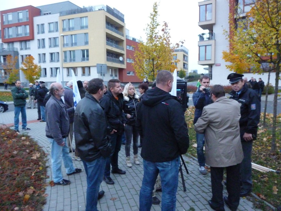 Demonstrace před bytem premiéra Sobotky v Praze, kterou svolal aktivista Adam B. Bartoš.