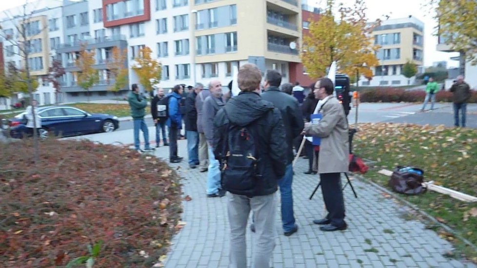 Demonstrace před bytem premiéra Sobotky v Praze, kterou svolal aktivista Adam B. Bartoš