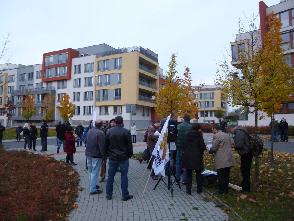 Demonstrace před bytem premiéra Sobotky v Praze, kterou svolal aktivista Adam B. Bartoš.