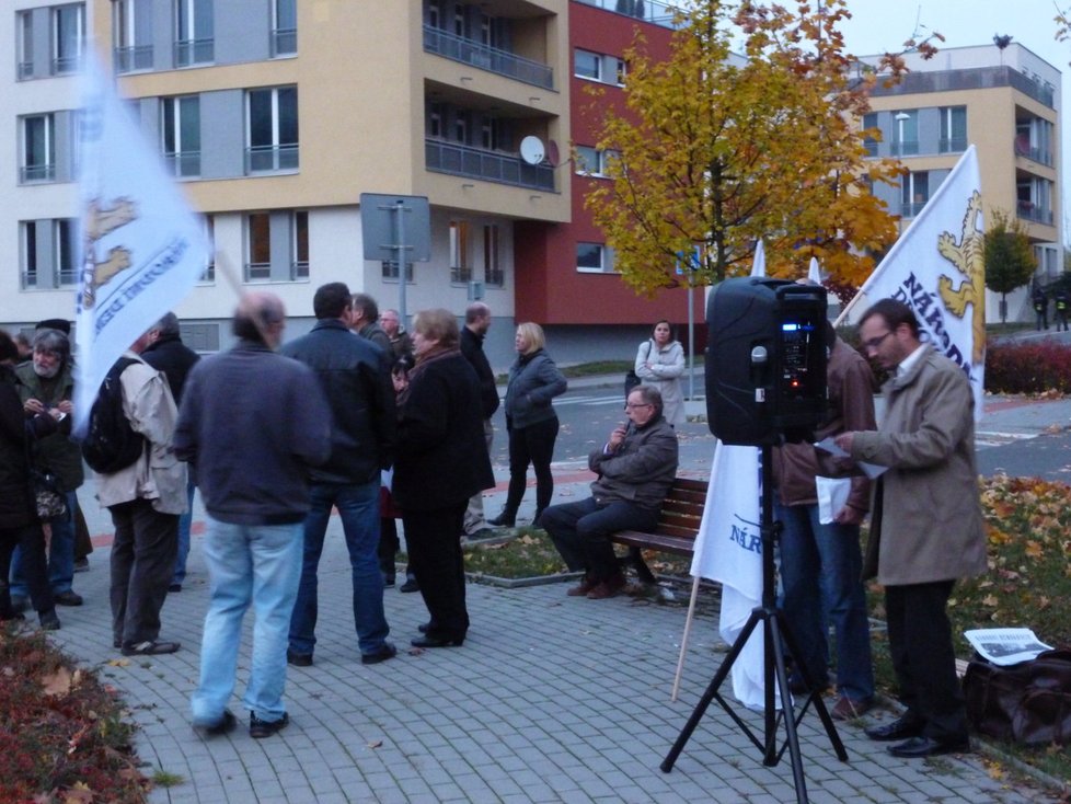 Demonstrace před bytem premiéra Sobotky v Praze, kterou svolal aktivista Adam B. Bartoš