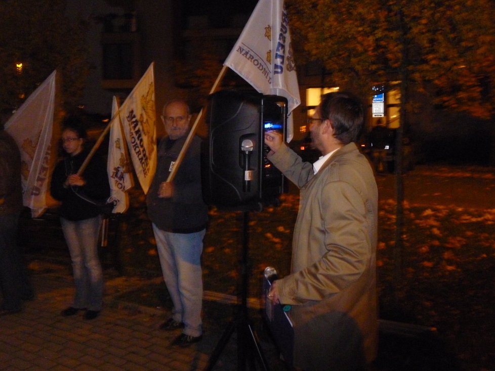 Demonstrace před bytem premiéra Sobotky v Praze, kterou svolal aktivista Adam B. Bartoš.