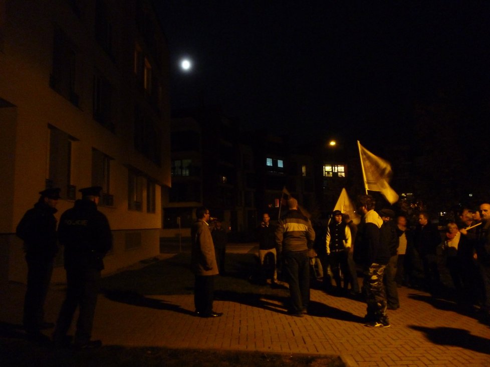 Demonstranti vyrazili i přímo před vchod domu, kde premiér Sobotka koupil byt. Skandovali mj. “Bohouše do koše“.