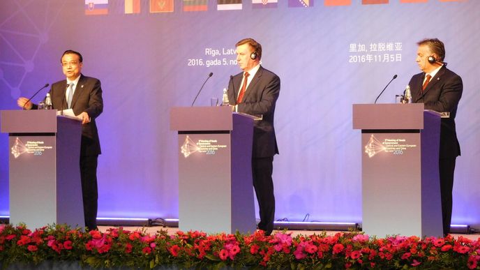 Při závěrečném ceremoniálu na summitu 16+1 v Rize vystoupil i čínský premiér Li Kche-čching