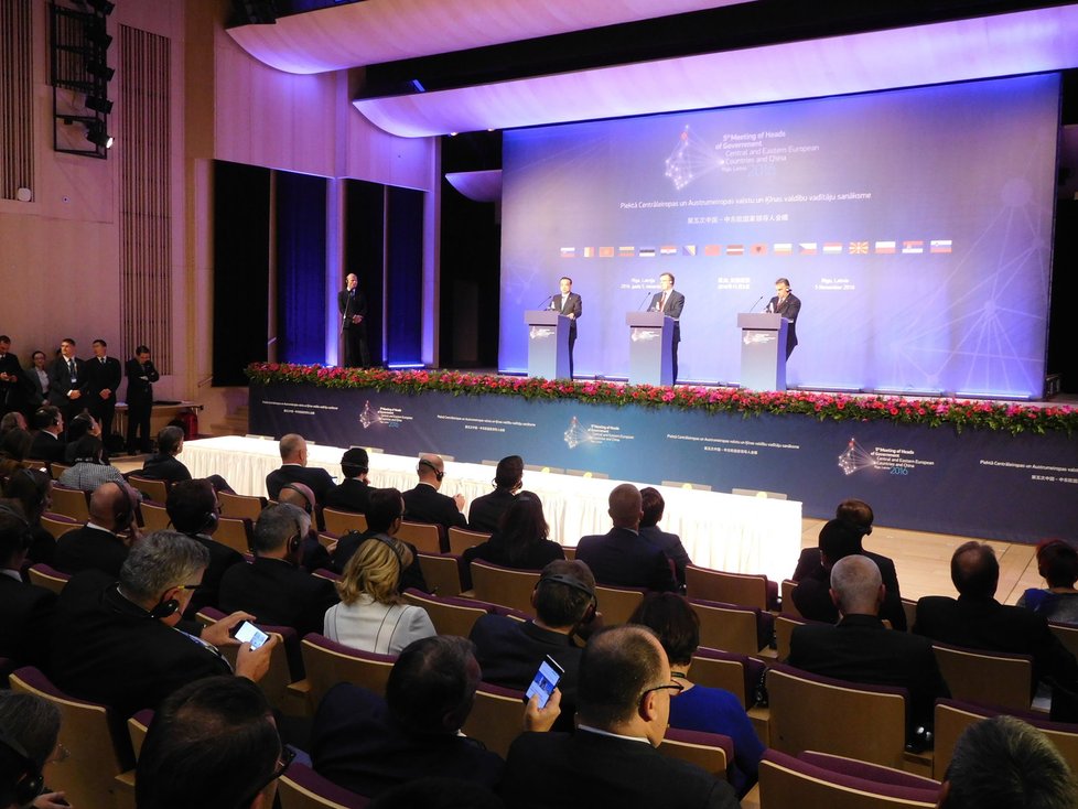 Při závěrečném ceremoniálu na summitu 16+1 v Rize vystoupil i čínský premiér Li Kche-čching.