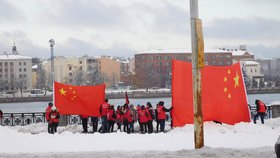 Sobotka v Rize: Čínští mávači před lotyšskou Národní knihovnou