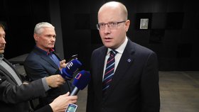 Premiér Bohuslav Sobotka při závěrečném rozhovoru s novináři v lotyšské Rize