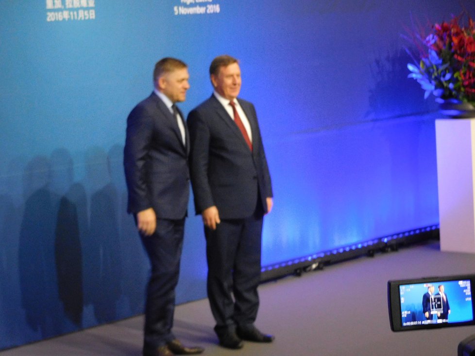 Premiér Sobotka vyrazil do Rigy: Na snímku Robert Fico s lotyšským předsedou vlády.