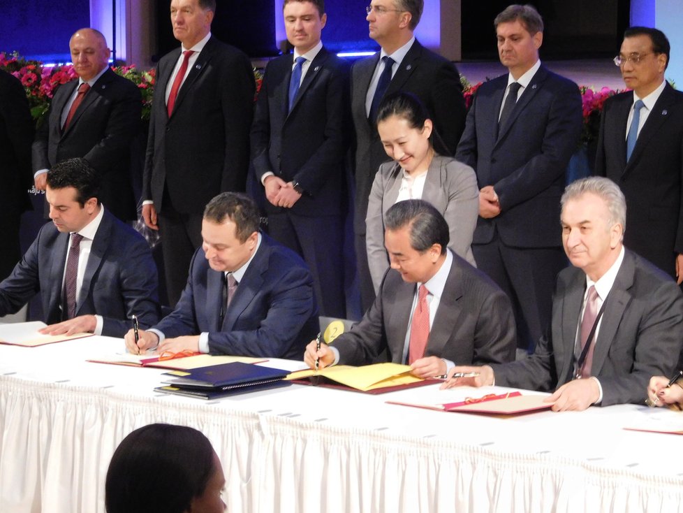 Závěr summitu v Rize: Podpisy dohod mezi Číňany a představiteli států střední a východní Evropy