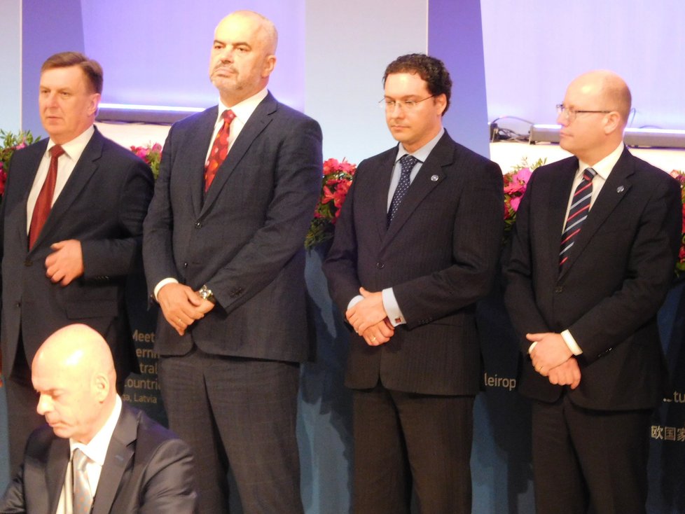 Závěr summitu v Rize: Bohuslav Sobotka při podpisovém ceremoniálu