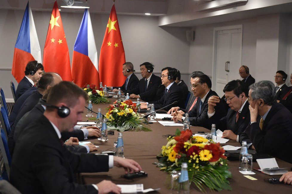 Premiér Sobotka se v Rize po summitu 16+1 sešel se svým čínským protějškem.