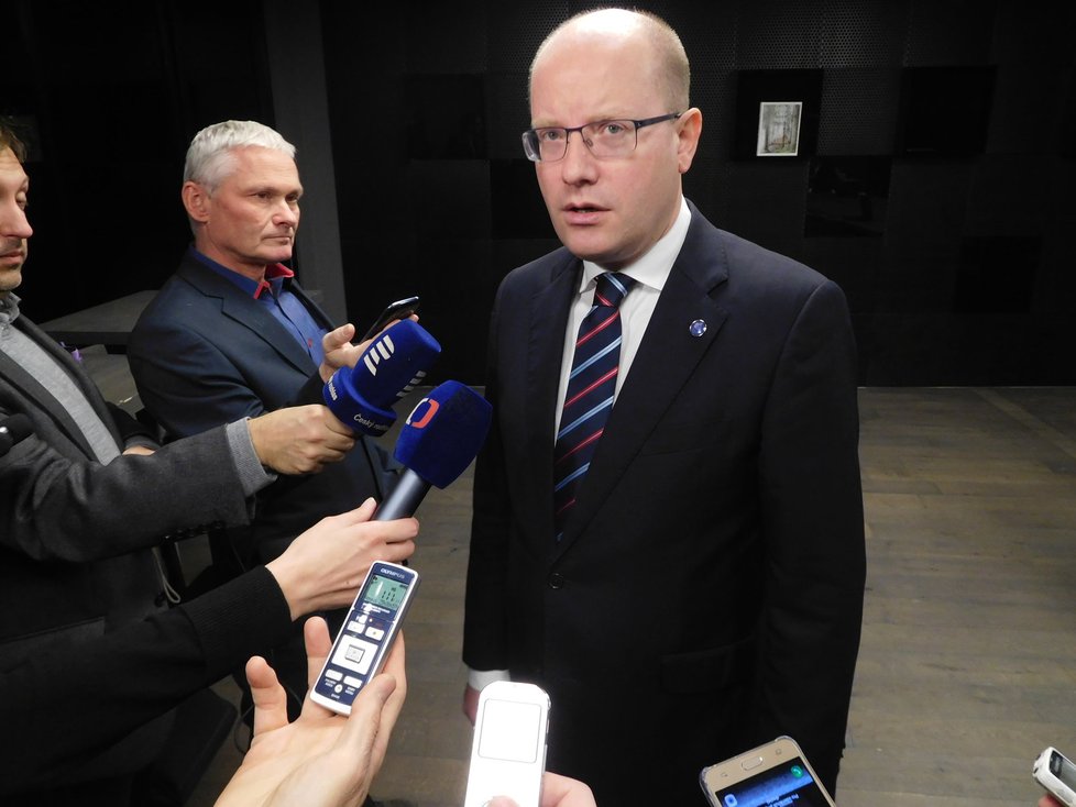 Premiér Bohuslav Sobotka při závěrečném rozhovoru s novináři v lotyšské Rize