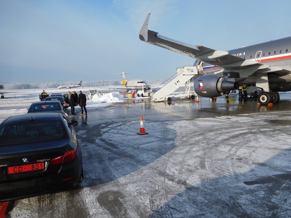 Premiér Sobotka vyrazil do Lotyšska na jednání 16 zemí s Čínou. Přivítal ho sníh.