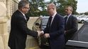Premiér Sobotka s ministrem zahraničí Zaorálkem zahájili v Černínském paláci setkání s českými velvyslanci