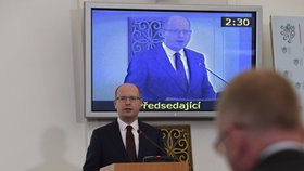 Premiér Sobotka s ministrem zahraničí Zaorálkem zahájili v Černínském paláci setkání s českými velvyslanci.