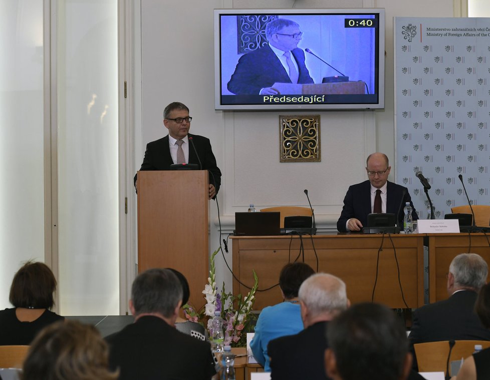 Premiér Sobotka s ministrem zahraničí Zaorálkem zahájili v Černínském paláci setkání s českými velvyslanci.