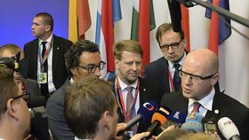 Premiér Bohuslav Sobotka a vládní tajemník Tomáš Prouza po jednání v Bruselu