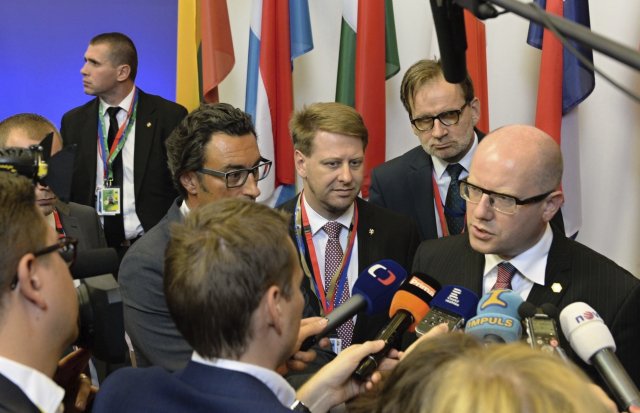 Premiér Bohuslav Sobotka a vládní tajemník Tomáš Prouza po jednání v Bruselu