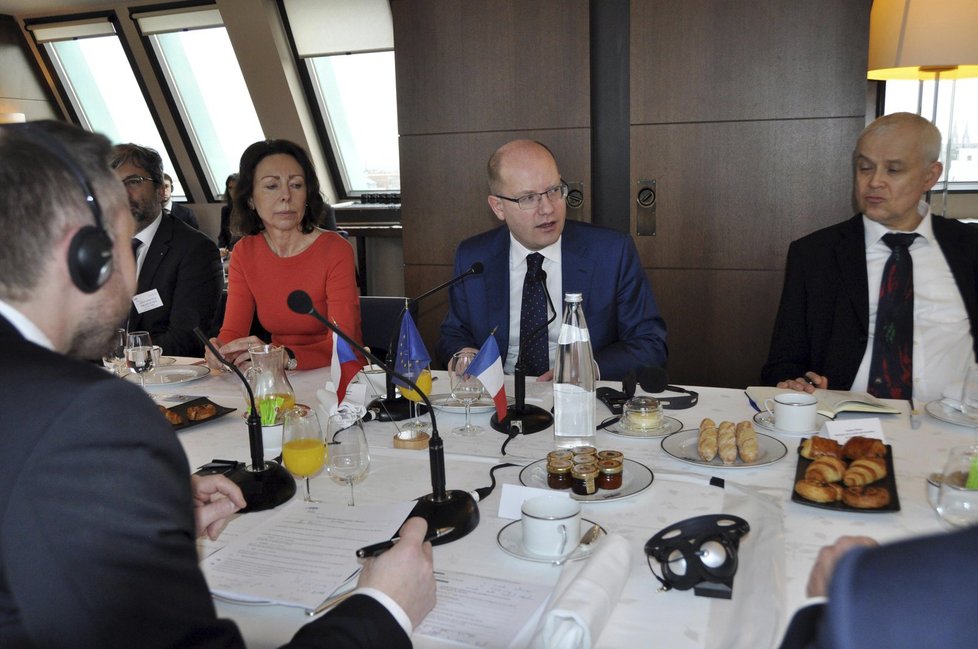 Český premiér Bohuslav Sobotka se setkal 24. března v Paříži s francouzskými zaměstnavateli, po jeho boku seděl i Vladimír Špidla.