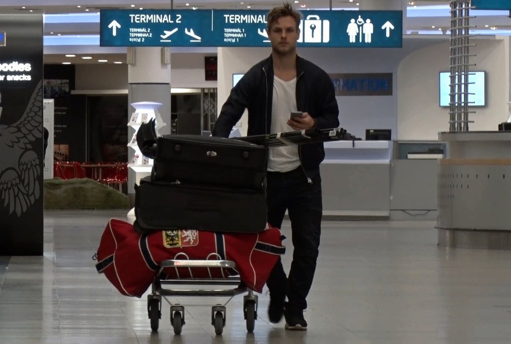 Útočník Vladimír Sobotka na letišti před návratem do NHL