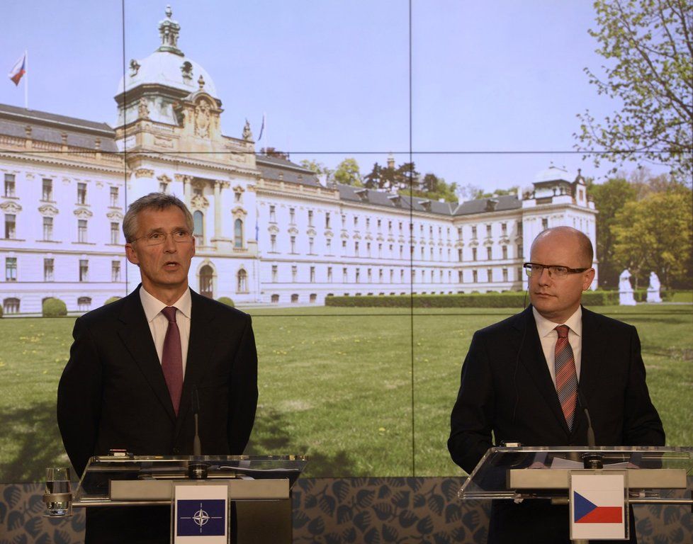 Předseda vlády Bohuslav Sobotka a generální tajemník NATO Jens Stoltenberg na tiskové konferenci