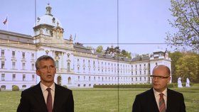 Generální tajemník NATO Jens Stoltenberg a premiér Bohuslav Sobotka - jednali i o bezpečnosti.