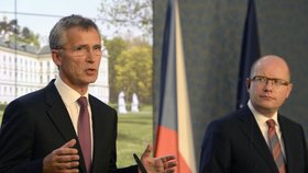 Generální tajemník NATO Jens Stoltenberg a premiér Bohuslav Sobotka - jednali i o bezpečnosti.