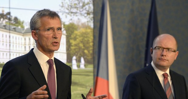 Šéf NATO jednal s českými politiky: S uprchlíky si musí EU poradit sama