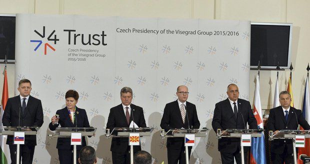 V4 v Praze o migraci: Politici EU nemají smysl pro realitu, bouřil Fico 