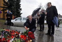 Oběti masakru v Uherském Brodě uctil i premiér Sobotka: Odpoledne město pohřbí první oběť