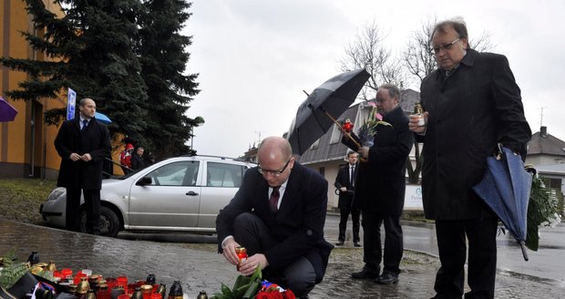 Oběti masakru v Uherském Brodě uctil i premiér Sobotka: Odpoledne město pohřbí první oběť